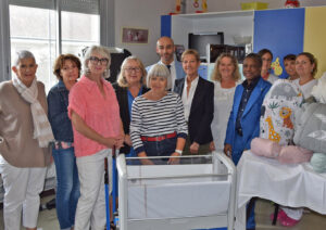 photo de groupe remise de don pédiatrie